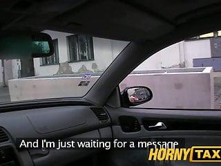 Die geile Kristin bezahlt ihre Taxifahrt mit ihrer Muschi