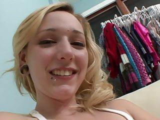 Nach dem Kehlenfick kriegt sie den Mund mit Sperma gefüllt