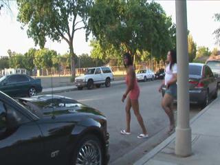 Ebony mit fettem Hintern und feuchter Pussy