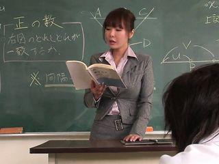 Lehrerin bekommt ihre Schüler von der Schülerin Gesichtsbesamung