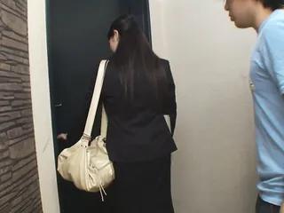 Der junge Mann bekommt Hilfe von der geilen Lehrerin