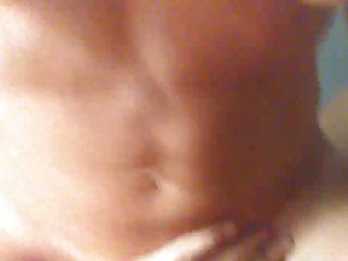 Sie nimmt seinen Schwanz tief in sich auf