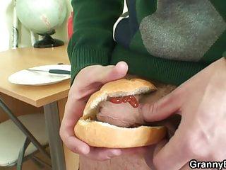 Fette alte Oma bläst und reitet jungen Schwanz