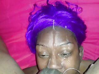 Sie nimmt ihn tief in den Mund