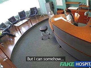 Die sexy Krankenschwester wird im Büro gefickt