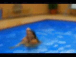 Sie nimmt ihn tief in den Mund