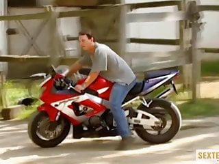 Omas geiler Arsch und ihre Fotze ficken wie eine wilde Schlampe - deutscher Omasex mit großen Titten und Nippeln