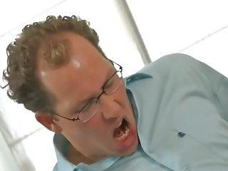 Nackte Blondine wird in der hhle gefickt