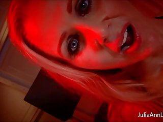 Die sexy Milf Julia Ann lutscht den Schwanz während der gartenlieferung