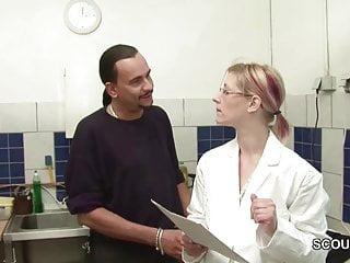 Boss fickt Teen Bewerberin auf der Arbeit durch