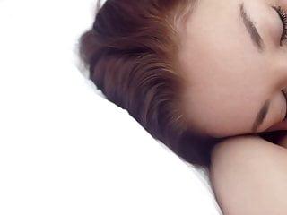 Süße Asiatin mit großen Titten spielt an ihrer Muschi