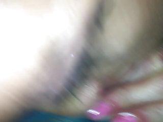 Sie reibt sich die Fotze vor der Kamera