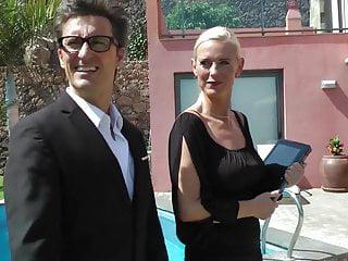 Junge zahnztin wird gefingert und ins Gesicht gespritzt