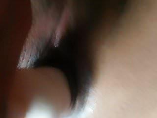 Anouschka Teen macht es sich im Freien