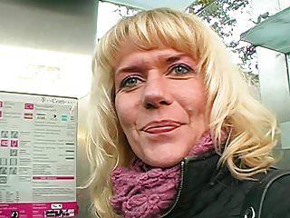 Straßencasting in Deutschland - Anna ist geil auf den fotzenspender