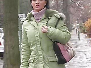 Sexcasting auf der Strae - Brnette lsst sich ansprechen