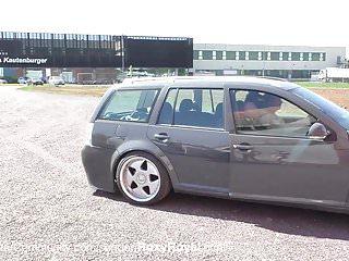 Rasierte Blondine wird gefickt bis der Arzt kommt