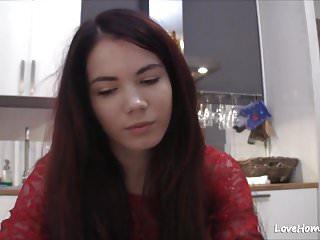 Sie macht es sich vor der Webcam