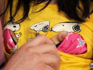 Teen mit kleinen Titten wird hart gefickt