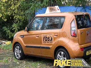 Ebony Schülerin hat spaß mit dem Fahrlehrer