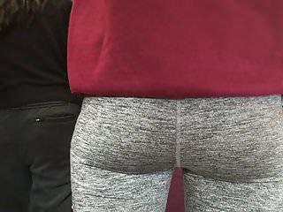 Zierlicher Teen wird schön in den Arsch gefickt