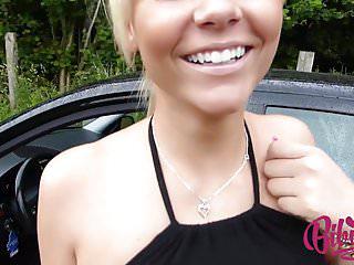 Sie wird hart in den Arsch gefickt