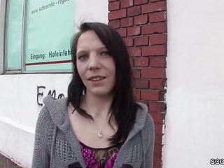 Jahre alte Schlampe macht die Beine breit