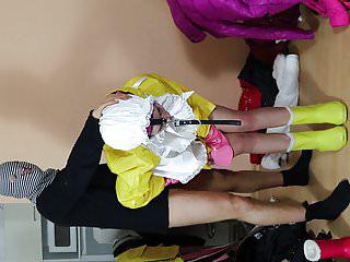 Hausmädchen gibt Handjob und gibt Blowjob