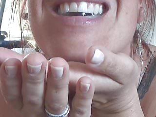 Megageile Lesbe zeigt alles was sie kann