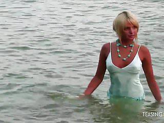 Nach dem Fick zieht sie sich komplett aus