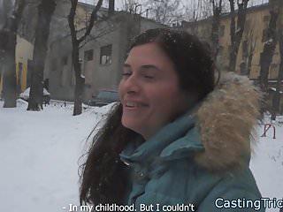 Natürliches Casting Babe stript für die Kamera