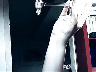 Sie fistet ihre Muschi bis sie abspritzt