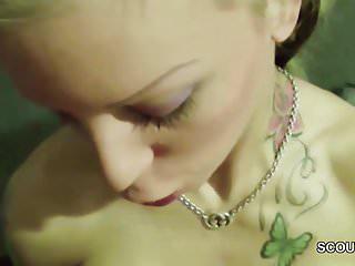 Reifer Typ fickt junge Nutte in den Arsch