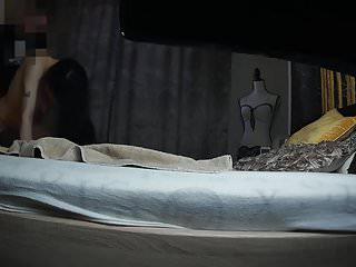 Junge Frau wird nach dem Sex benutzt