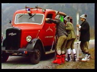 Deutsche Traumfrau treibt es mit Fan im Wald