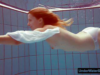 Rothaarige in einem weissen Kleid und im Bikini