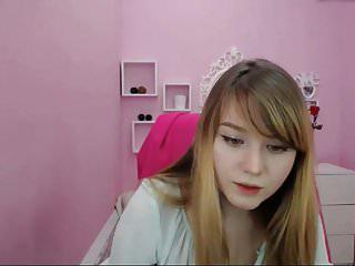 Schüchterne Blondine macht es sich selbst