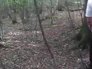 Die Schlampe wird im Wald gefesselt und abgefickt