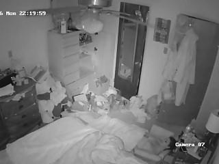 Versteckte Kamera - Amateurin spielt mit Dildo im Arsch