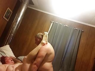 Fette Ehefrau wird am Bett gefickt