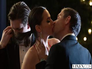 Tori Black nimmt zwei Schwänze nach dem anderen