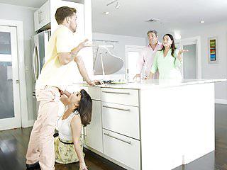 Heiße Teenagerin wird von ihrem Cousin gefickt