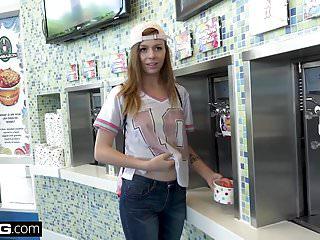 Daürgeiles Teen alex Blake im wagen gefickt