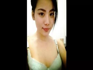 Eine sch&ouml;ne Chinesische Frau treibt es mit den langen wei&szlig;en Schwanz - Privater Amteursex mit einer langbeinigen Chinesin