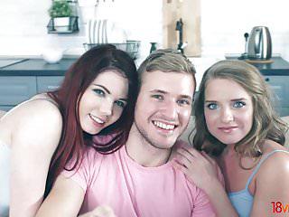 Die 18 jährige sofi goldfinger liebt es zu dritt gefickt zu werden