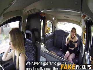 Sex zu Dritt - Eine Milf Taxifahrerin hat Sex mit den Kunden auf der Rückbank