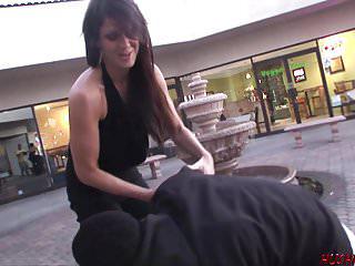 Mutter nimmt sich einen jungen Mann für Sex mit nach Hause