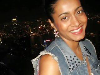 Schönes schwarzhaariges mädel in der hündchenstellung gefickt