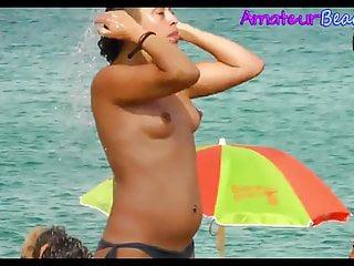 Amateur am Strand vor versteckter Kamera gefilmt