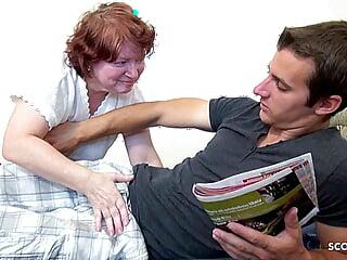 Reife deutsche Oma verführt jungen Mann zum ersten Mal